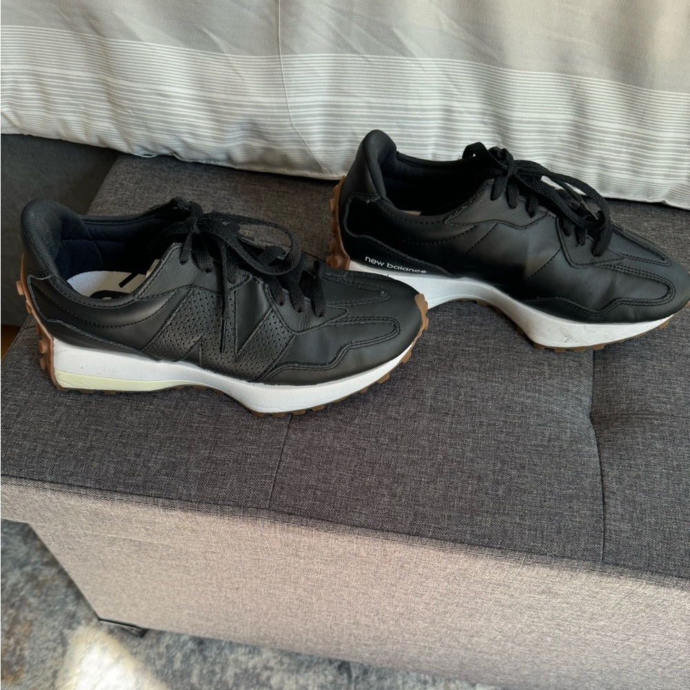 Women’s New Balance 327 8.5 black.  Grest condition.